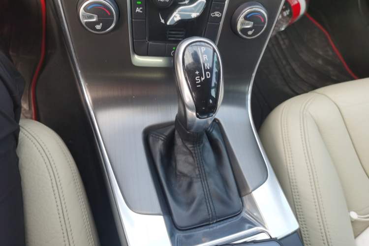 Used Volvo V60 2014 T5 Zhiyi Edition Gear Lever