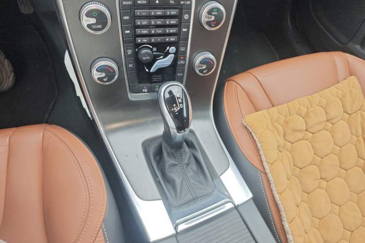Used Volvo V60 2014 Restyled T5 Zhiya Edition Gear Lever