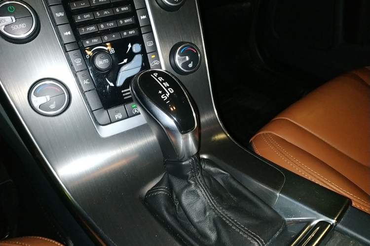 Used Volvo V60 2014 Restyled T5 Zhiya Edition Gear Lever