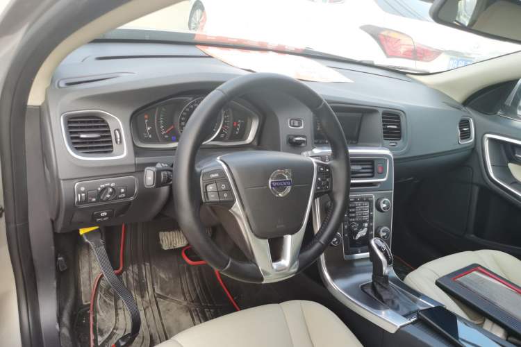 Used Volvo V60 2014 T5 Zhiyi Edition Interior 2