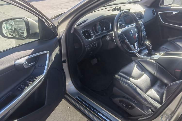 Used Volvo V60 2014 Restyled T5 Zhiya Edition Interior 3