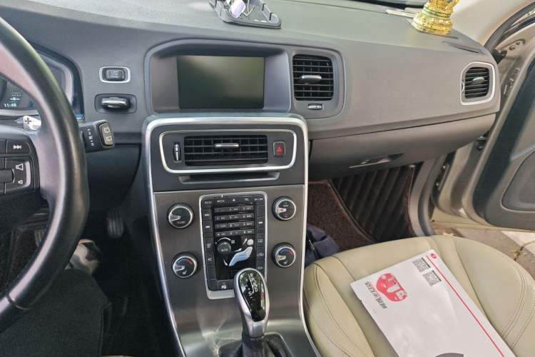 Used Volvo V60 2014 Restyled T5 Zhiya Edition Audio And AC Panel