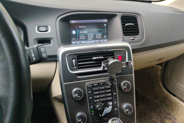 Used Volvo V60 2014 T5 Zhiya Edition Audio And AC Panel