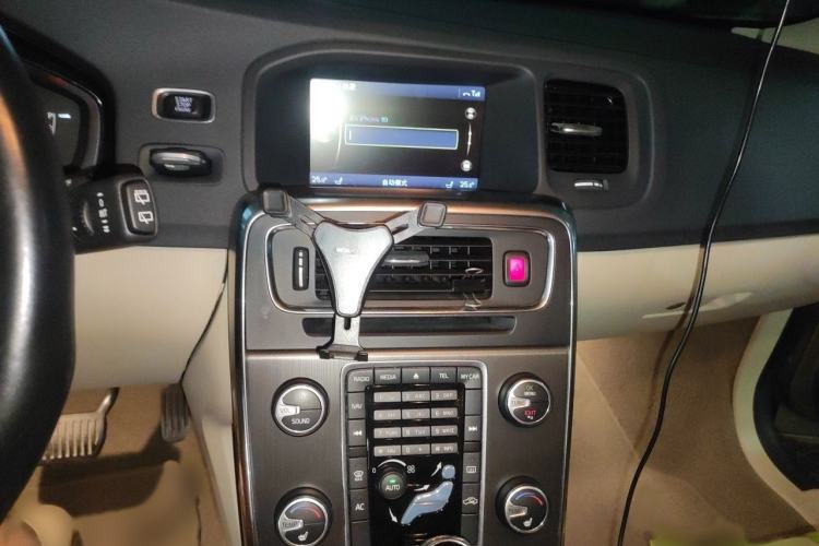 Used Volvo V60 2014 T5 Zhiya Edition Audio And AC Panel