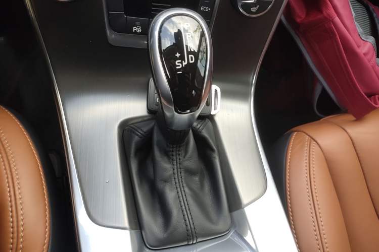 Used Volvo V60 2014 Restyled T5 Zhiya Edition Gear Lever
