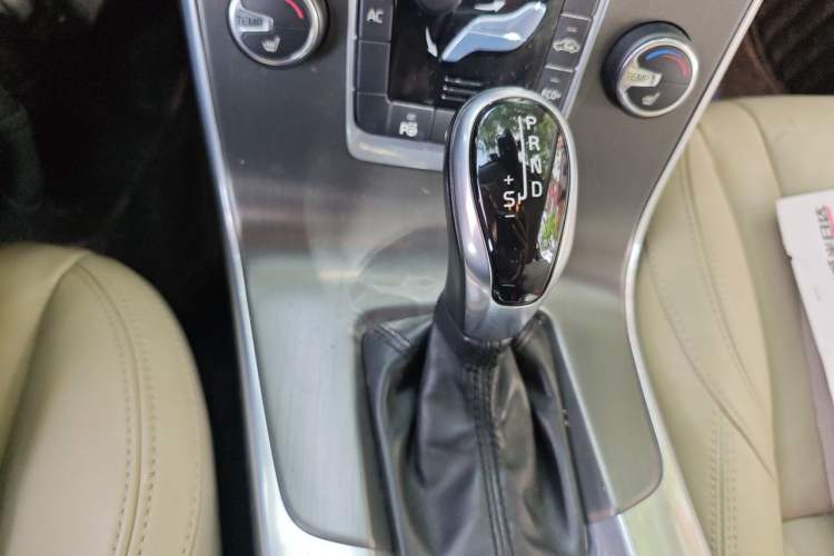 Used Volvo V60 2014 Restyled T5 Zhiya Edition Gear Lever