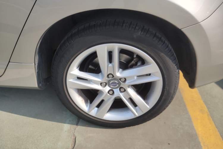 Used Volvo V60 2014 Restyled T5 Zhiya Edition Left Rear Wheel Hub