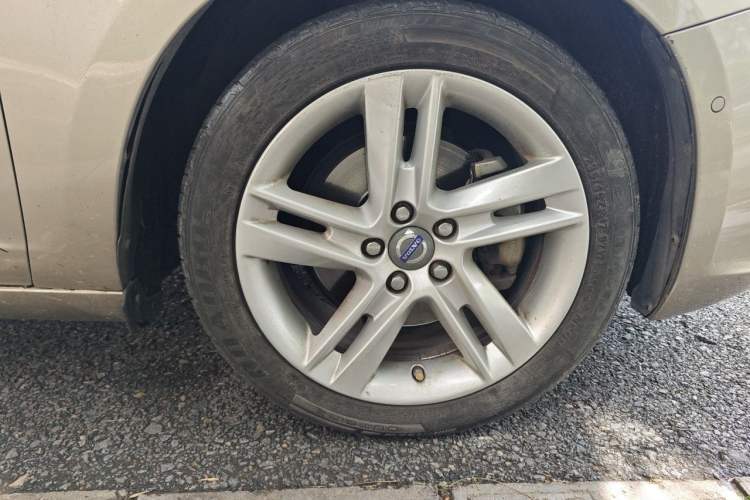 Used Volvo V60 2014 Restyled T5 Zhiya Edition Right Front Wheel Hub