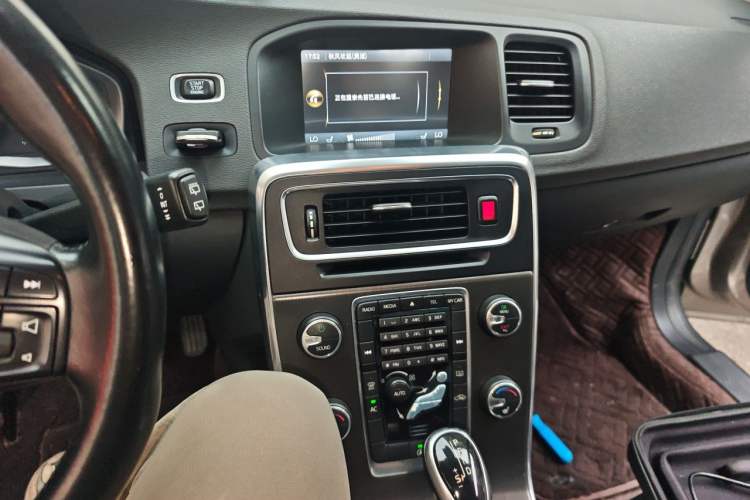 Used Volvo V60 2014 T5 Zhiyi Edition Audio And AC Panel