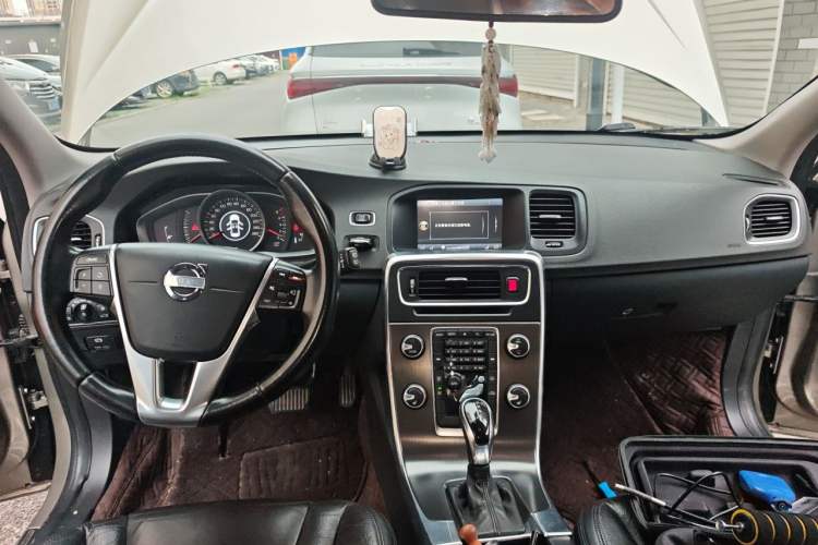 Used Volvo V60 2014 T5 Zhiyi Edition Center Console