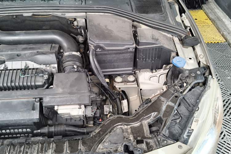 Used Volvo V60 2014 T5 Zhiya Edition Engine Bay Left