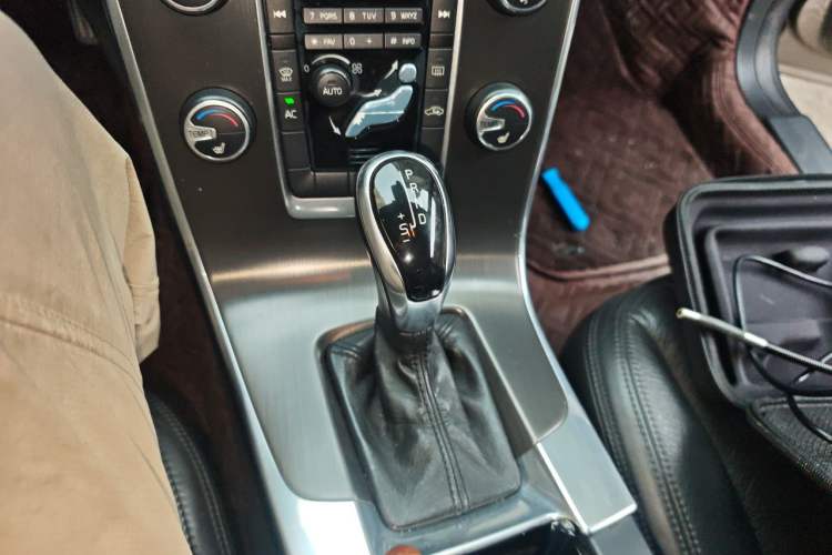 Used Volvo V60 2014 T5 Zhiyi Edition Gear Lever