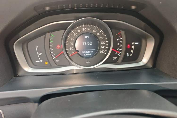 Used Volvo V60 2014 T5 Zhiyi Edition Odometer Close Up