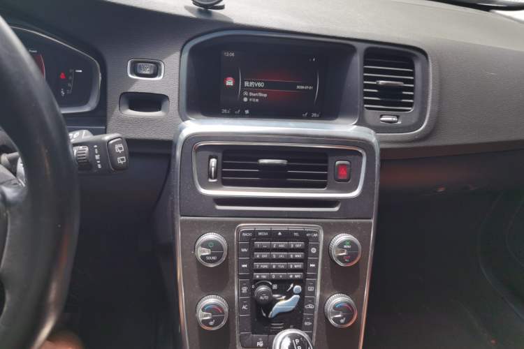 Used Volvo V60 2014 Restyled T5 Zhiya Edition Audio And AC Panel