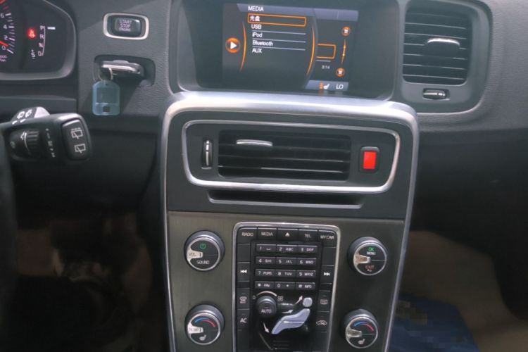 Used Volvo V60 2014 T5 Zhiyi Edition Audio And AC Panel