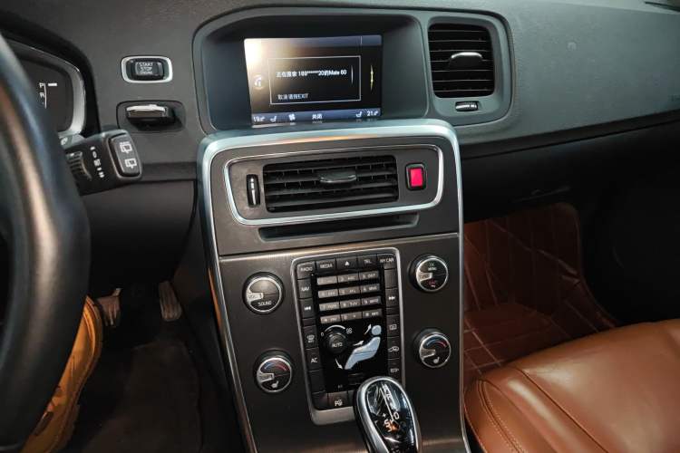 Used Volvo V60 2014 Restyled T5 Zhiya Edition Audio And AC Panel