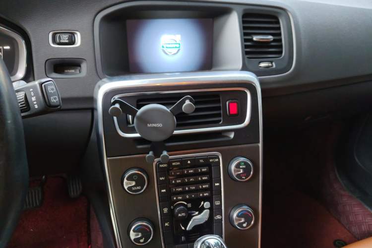 Used Volvo V60 2014 T5 Zhiyi Edition Audio And AC Panel