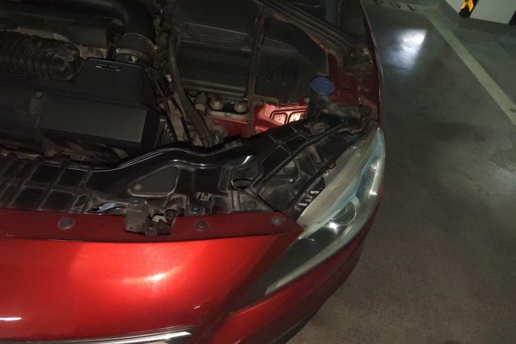 Used Volvo V60 2014 T5 Zhiya Edition Engine Bay Left