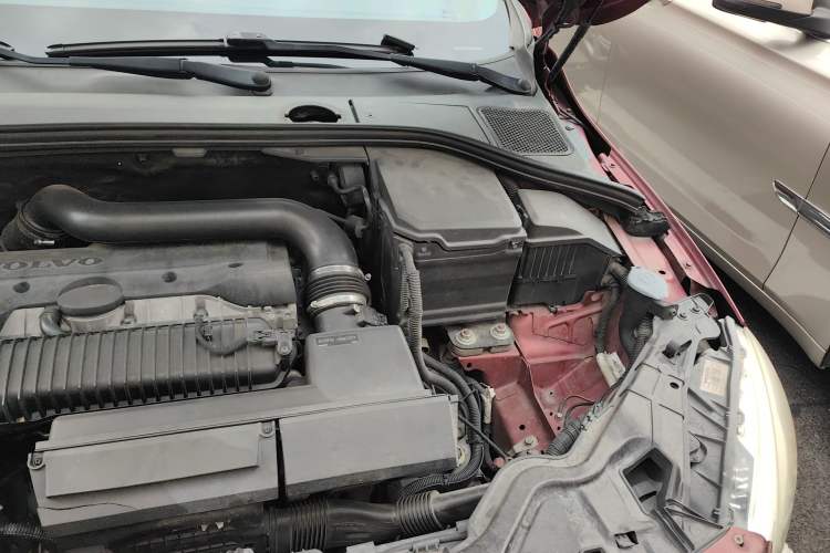 Used Volvo V60 2014 T5 Zhiya Edition Engine Bay Left
