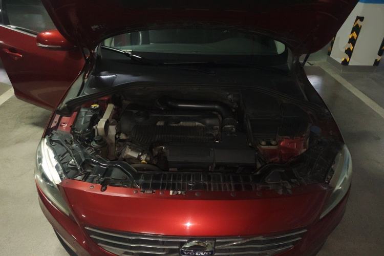 Used Volvo V60 2014 T5 Zhiya Edition Engine Bay