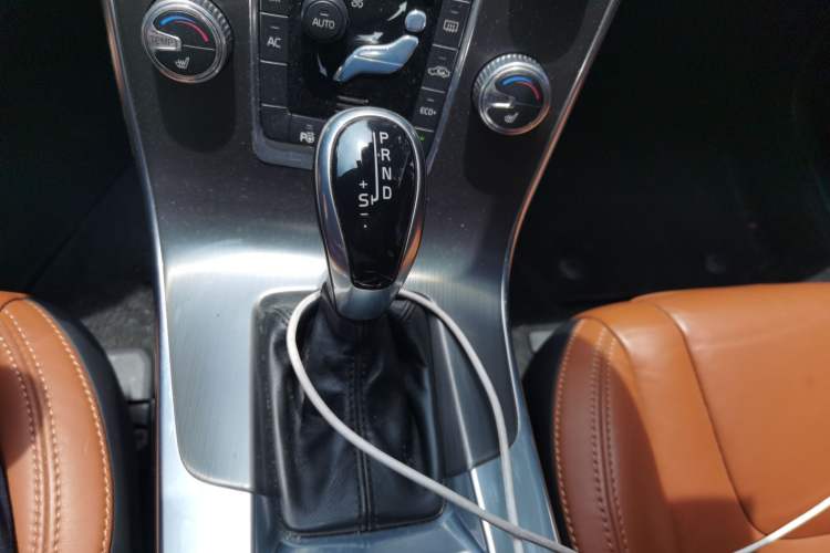 Used Volvo V60 2014 Restyled T5 Zhiya Edition Gear Lever
