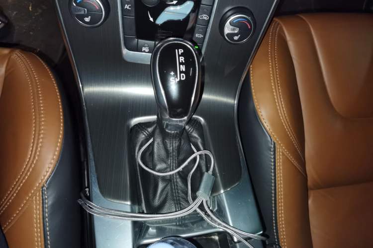 Used Volvo V60 2014 Restyled T5 Zhiya Edition Gear Lever