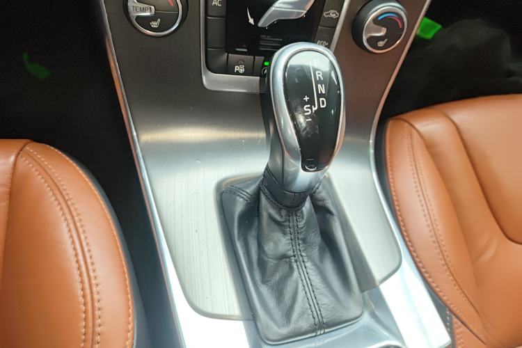 Used Volvo V60 2014 Restyled T5 Zhiya Edition Gear Lever
