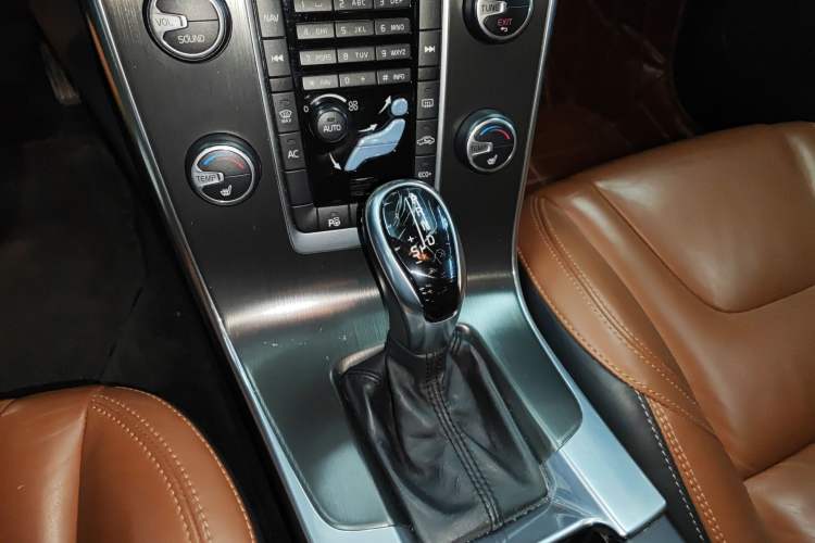 Used Volvo V60 2014 Restyled T5 Zhiya Edition Gear Lever