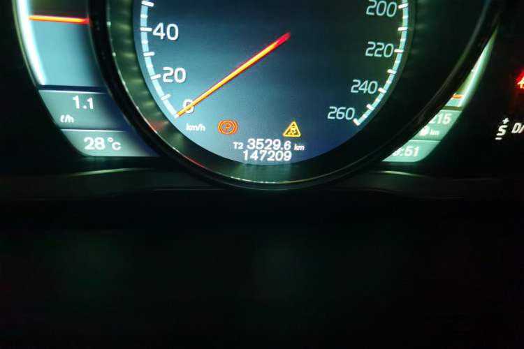 Used Volvo V60 2014 Restyled T5 Zhiya Edition Odometer Close Up