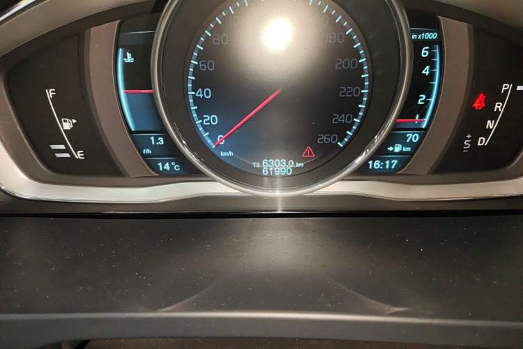 Used Volvo V60 2014 Restyled T5 Zhiya Edition Odometer Close Up