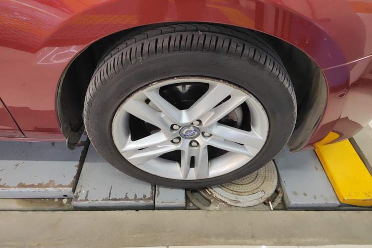 Used Volvo V60 2014 Restyled T5 Zhiya Edition Right Front Wheel Hub