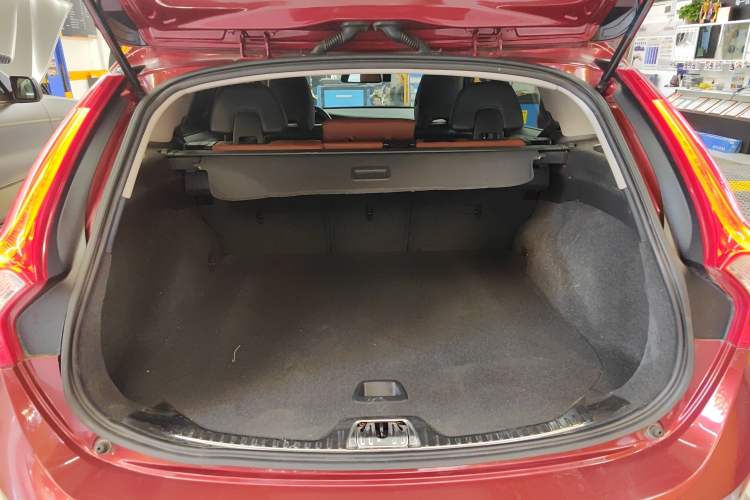 Used Volvo V60 2014 Restyled T5 Zhiya Edition Trunk