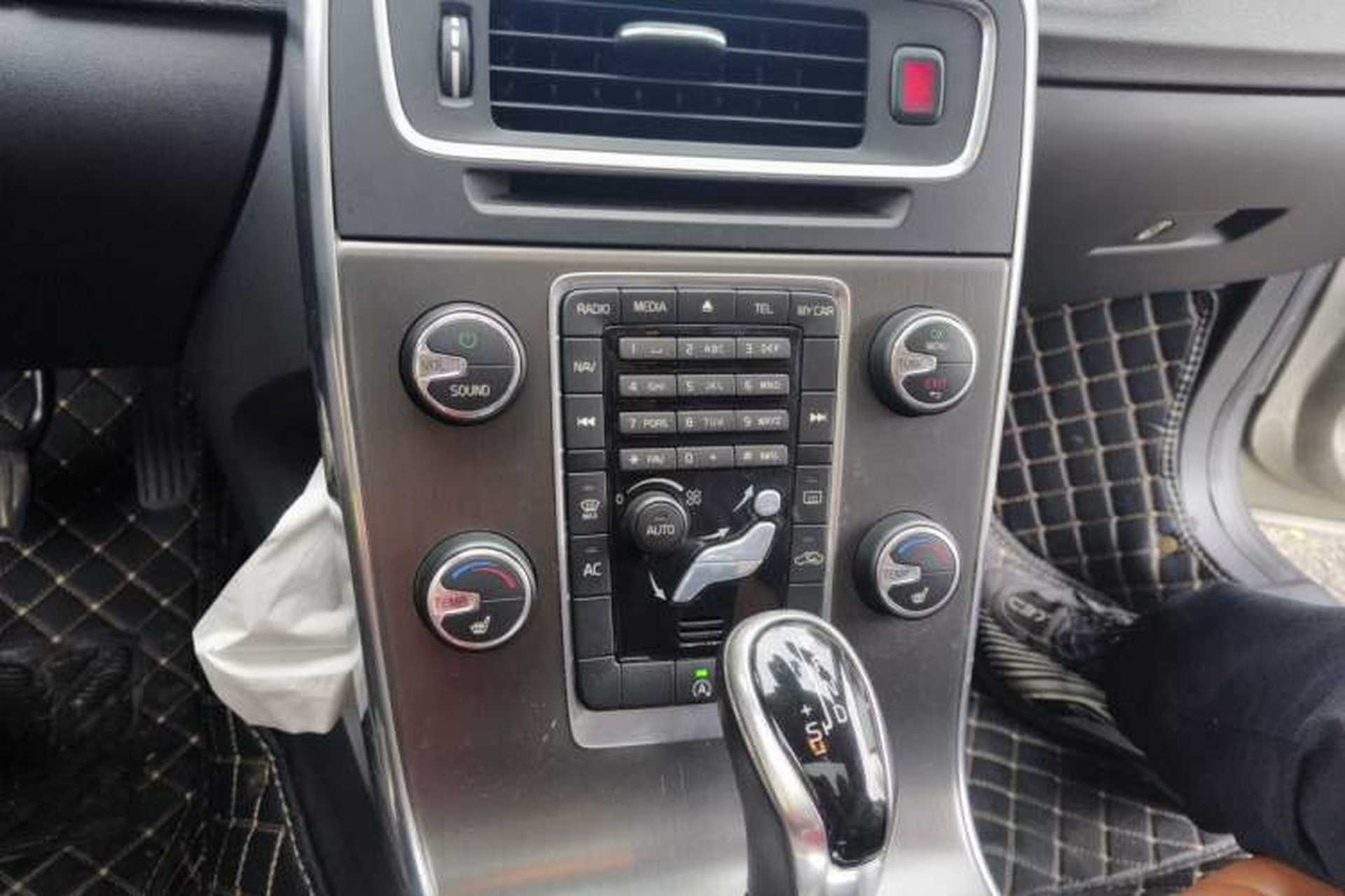 Used Volvo V60 2014 T5 Zhiya Edition Audio And AC Panel
