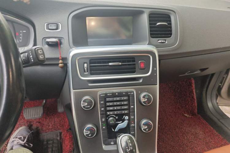 Used Volvo V60 2014 Restyled T5 Zhiya Edition Audio And AC Panel