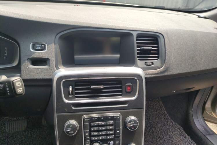 Used Volvo V60 2014 T5 Zhiyi Edition Audio And AC Panel