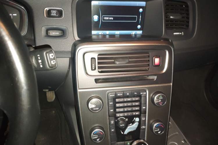 Used Volvo V60 2014 T5 Zhiya Edition Audio And AC Panel