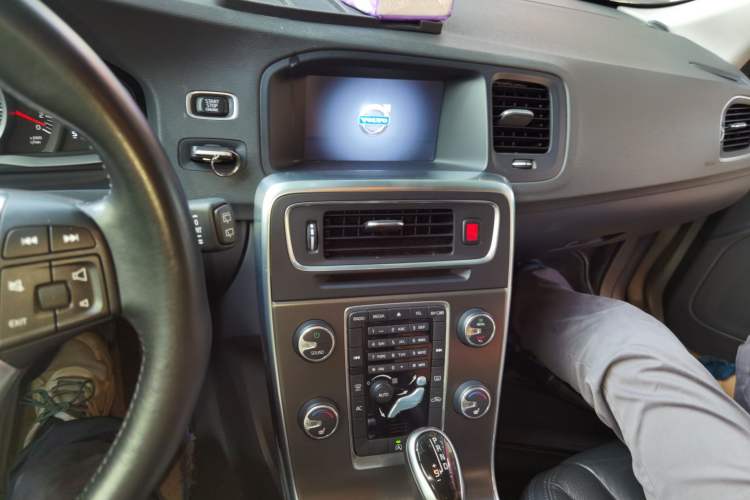 Used Volvo V60 2014 T5 Zhiyi Edition Audio And AC Panel