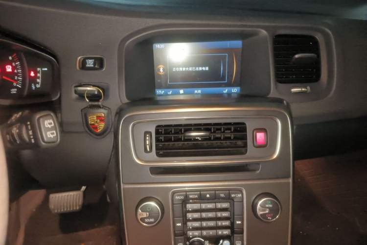 Used Volvo V60 2014 T5 Zhiyi Edition Audio And AC Panel