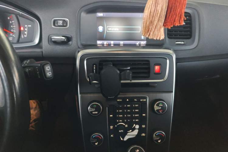 Used Volvo V60 2014 T5 Zhiyi Edition Audio And AC Panel