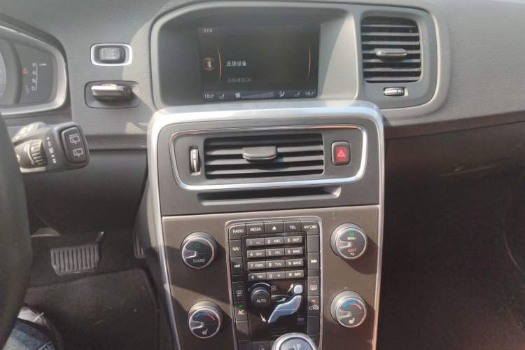 Used Volvo V60 2014 T5 Zhiya Edition Audio And AC Panel