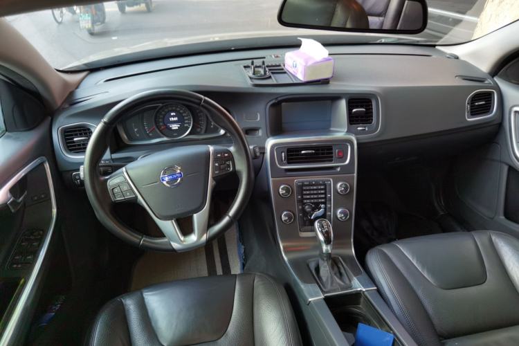 Used Volvo V60 2014 T5 Zhiyi Edition Center Console