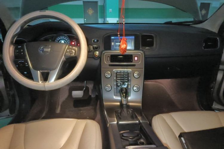 Used Volvo V60 2014 T5 Zhiyi Edition Center Console