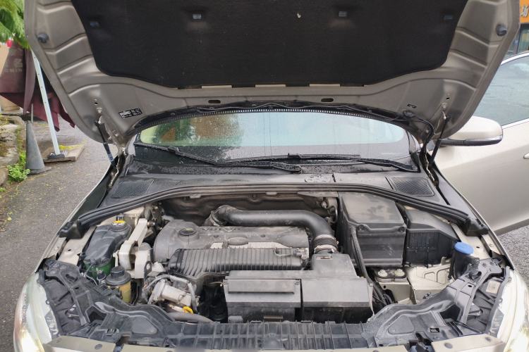 Used Volvo V60 2014 T5 Zhiya Edition Engine Bay