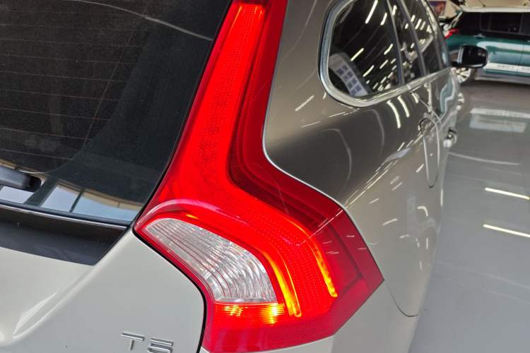 Used Volvo V60 2014 T5 Zhiyi Edition Exterior 6