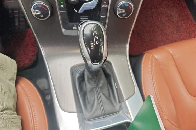 Used Volvo V60 2014 Restyled T5 Zhiya Edition Gear Lever