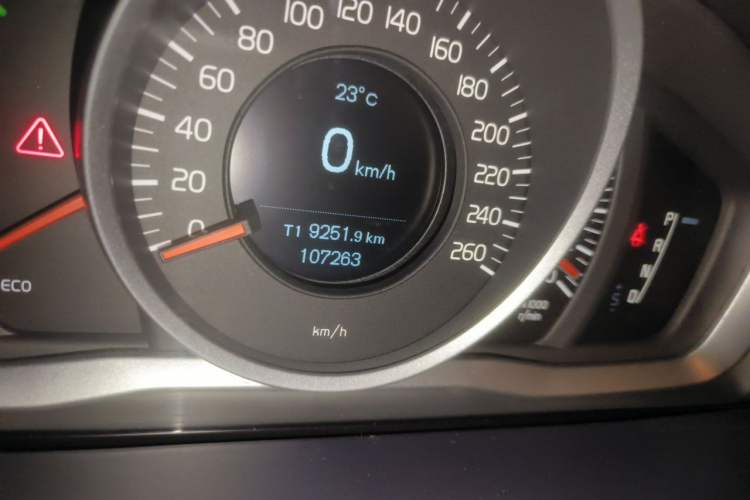 Used Volvo V60 2014 T5 Zhiyi Edition Odometer Close Up