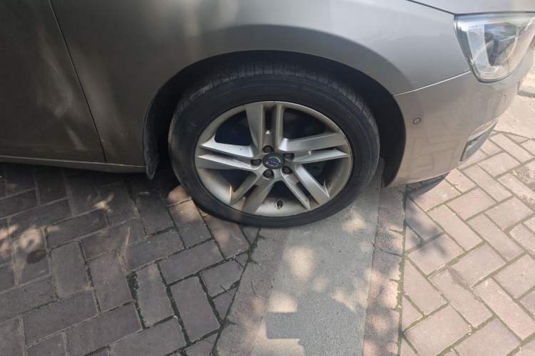 Used Volvo V60 2014 Restyled T5 Zhiya Edition Right Front Wheel Hub