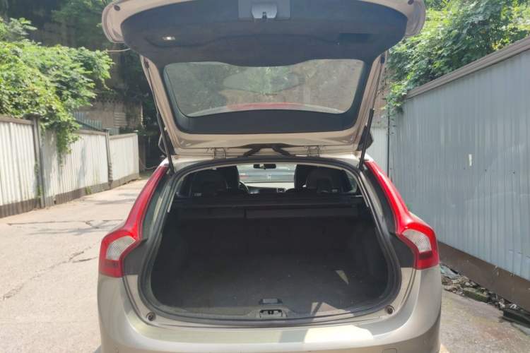 Used Volvo V60 2014 T5 Zhiyi Edition Trunk