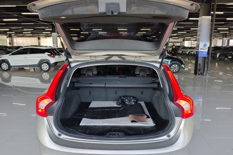 Used Volvo V60 2014 T5 Zhiyi Edition Trunk