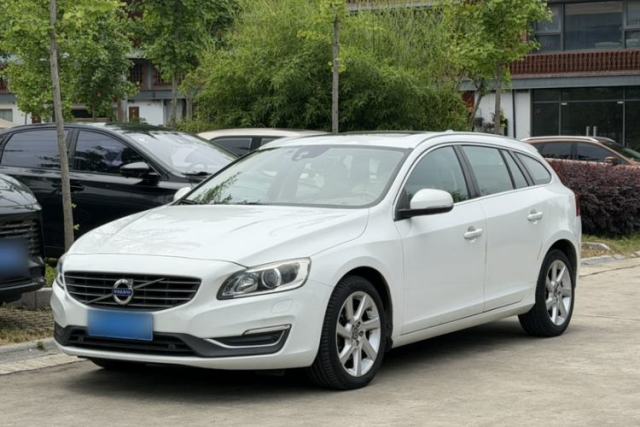 Ojetý Volvo V60 2014 T5 Zhiyi Edition